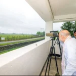অমিত শাহ বিএসএফ সীমান্ত দুর্গে দূরবীন দিয়ে ভারত-বাংলাদেশ সীমান্ত পর্যবেক্ষণ করছেন, শিলিগুড়ি করিডোর নিরাপত্তা সফরে