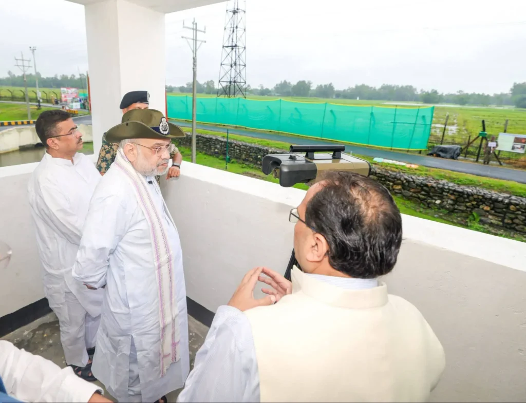অমিত শাহ ও পশ্চিমবঙ্গ মুখ্যমন্ত্রী শুভেন্দু অধিকারী সহ অন্যরা শিলিগুড়ি সীমান্তে দাঁড়িয়ে নিরাপত্তা বিষয়ে পরামর্শ করছেন