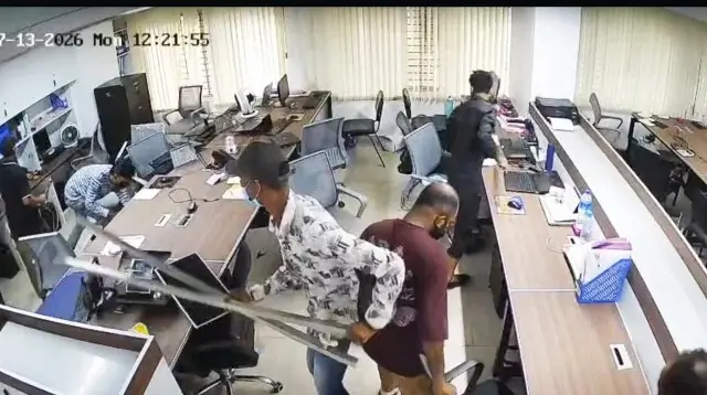 চট্টগ্রামে ইন্টারনেট সেবাদানকারী প্রতিষ্ঠানের কার্যালয়ে হামলার সিসিটিভি দৃশ্য