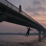 প্রয়াগরাজের নিউ যমুনা ব্রিজ থেকে যমুনা নদীতে ঝাঁপ দেওয়া প্রেমিকের প্রতীকী দৃশ্য!