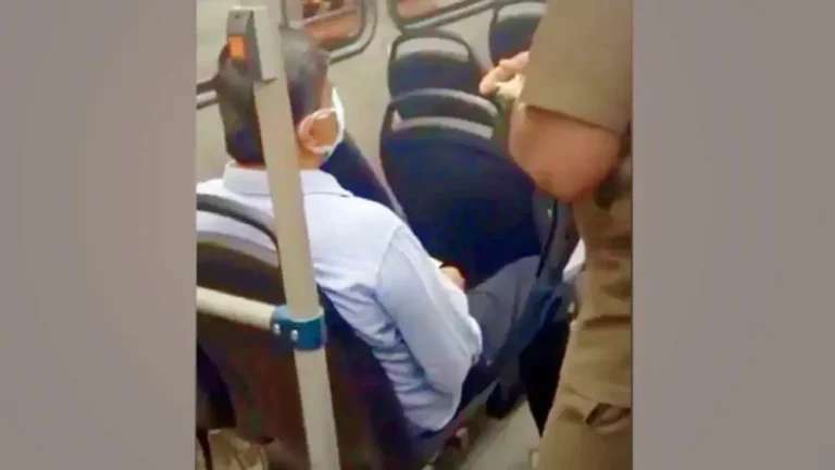 কর্ণাটকের পরিবহণমন্ত্রী বাইরাথি সুরেশ সাধারণ যাত্রীর ছদ্মবেশে বাসে উঠে কন্ডাক্টরের সঙ্গে কথা বলছেন
