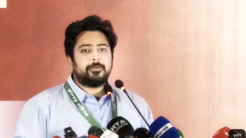 বরিশালের রাজনৈতিক সমাবেশে মঞ্চে দাঁড়িয়ে বক্তব্য দিচ্ছেন এনসিপির আহ্বায়ক নাহিদ ইসলাম