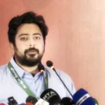 বরিশালের রাজনৈতিক সমাবেশে মঞ্চে দাঁড়িয়ে বক্তব্য দিচ্ছেন এনসিপির আহ্বায়ক নাহিদ ইসলাম