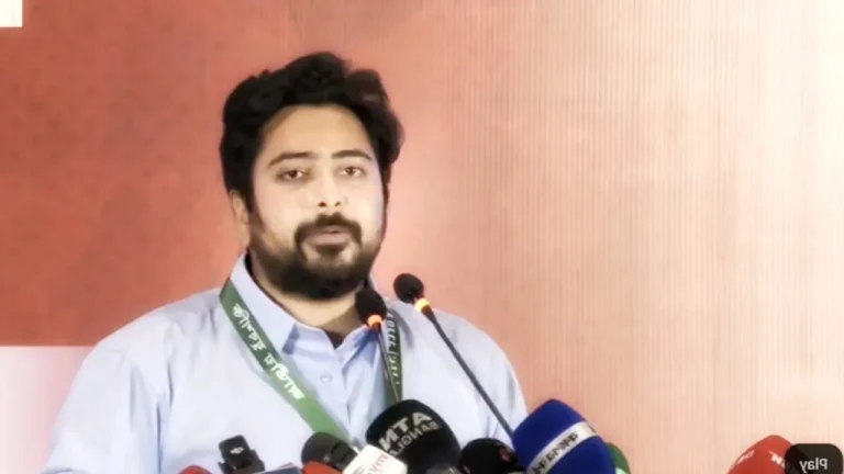 বরিশালের রাজনৈতিক সমাবেশে মঞ্চে দাঁড়িয়ে বক্তব্য দিচ্ছেন এনসিপির আহ্বায়ক নাহিদ ইসলাম