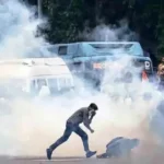 পুলিশ টিয়ারশেল নিক্ষেপ করছে এবং লাঠিচার্জ করছে ককরোচ জনতা পার্টির বিক্ষোভকারীদের ছত্রভঙ্গ করতে, দিল্লি পার্লামেন্ট মার্চে