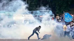 পুলিশ টিয়ারশেল নিক্ষেপ করছে এবং লাঠিচার্জ করছে ককরোচ জনতা পার্টির বিক্ষোভকারীদের ছত্রভঙ্গ করতে, দিল্লি পার্লামেন্ট মার্চে
