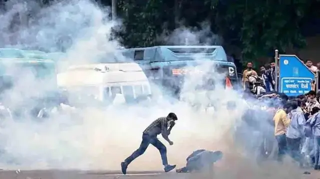 পুলিশ টিয়ারশেল নিক্ষেপ করছে এবং লাঠিচার্জ করছে ককরোচ জনতা পার্টির বিক্ষোভকারীদের ছত্রভঙ্গ করতে, দিল্লি পার্লামেন্ট মার্চে