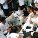 রাহুল গান্ধী ও প্রিয়াঙ্কা গান্ধী সমর্থকদের সঙ্গে সড়কে অবস্থান কর্মসূচিতে বসে আছেন, তাদের চারপাশে দিল্লি পুলিশের সদস্যরা অবস্থান নিয়েছেন