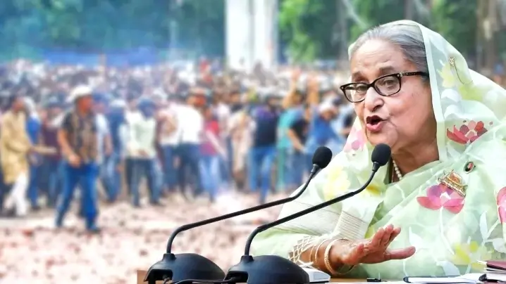 শেখ হাসিনার প্রতিকৃতি; এএফপিকে দেওয়া সাক্ষাৎকারে ডিসেম্বরের মধ্যে বাংলাদেশে ফেরার ইচ্ছার কথা জানিয়েছেন।