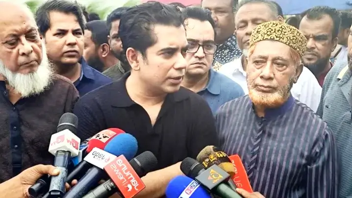 শেখ হাসিনার দেশে ফেরার আলোচনা নিয়ে বক্তব্য দিচ্ছেন আন্দালিব রহমান পার্থ।