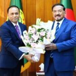 রাষ্ট্রপতির দায়িত্বভার গ্রহণের পর জাতীয় সংসদের স্পিকার হাফিজ উদ্দিন আহমদকে ফুলেল শুভেচ্ছা জানানো হচ্ছে।