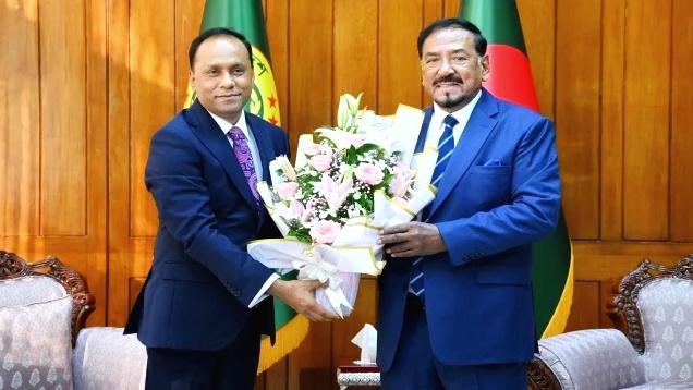 রাষ্ট্রপতির দায়িত্বভার গ্রহণের পর জাতীয় সংসদের স্পিকার হাফিজ উদ্দিন আহমদকে ফুলেল শুভেচ্ছা জানানো হচ্ছে।