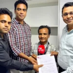 টাইমস টুডের সম্পাদক মাসুম খানের কাছ থেকে নিয়োগপত্র গ্রহণ করছেন তাইজুল ইসলাম তাজু।
