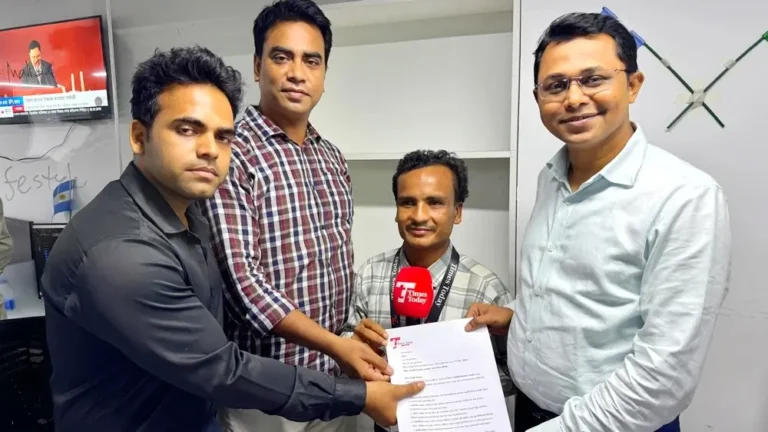 টাইমস টুডের সম্পাদক মাসুম খানের কাছ থেকে নিয়োগপত্র গ্রহণ করছেন তাইজুল ইসলাম তাজু।