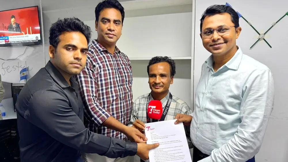 টাইমস টুডের সম্পাদক মাসুম খানের কাছ থেকে নিয়োগপত্র গ্রহণ করছেন তাইজুল ইসলাম তাজু।