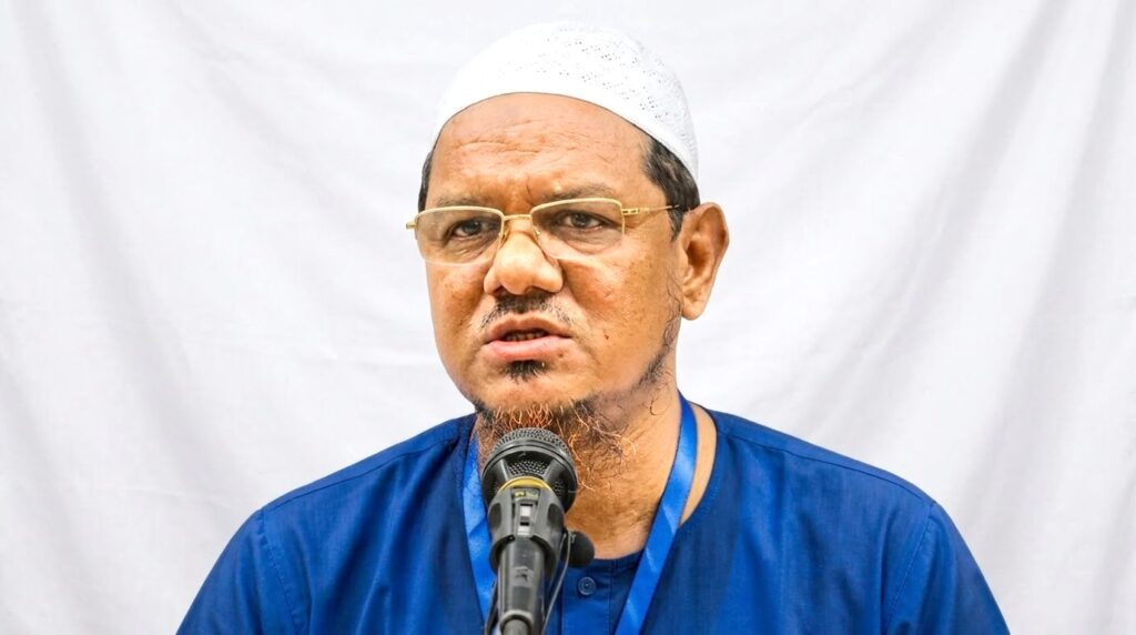 সরকারের ব্যর্থতা নিয়ে বক্তব্য দিচ্ছেন চরমোনাই পীর রেজাউল করীম