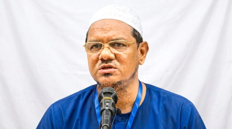 সরকারের ব্যর্থতা নিয়ে বক্তব্য দিচ্ছেন চরমোনাই পীর রেজাউল করীম