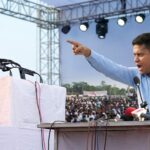 বিদ্যুৎ সংকট নিয়ে মঞ্চে প্রধানমন্ত্রী তারেক রহমানকে চ্যালেঞ্জ জানাচ্ছেন হাসনাত আবদুল্লাহ—এআই জেনারেটেড ছবি