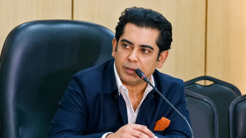 সাংবাদিকদের সঙ্গে কথা বলছেন তথ্যমন্ত্রী আন্দালিব রহমান পার্থ