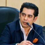 সাংবাদিকদের সঙ্গে কথা বলছেন তথ্যমন্ত্রী আন্দালিব রহমান পার্থ
