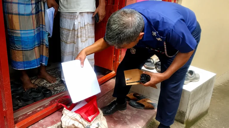 আশুলিয়ায় বিএনপি নেতাকে হত্যার হুমকির ঘটনায় পুলিশ চিঠি, গুলি ও কাফনের কাপড় পরীক্ষা করছে