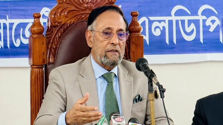 কর্নেল (অব.) অলি আহমদ বক্তব্য রাখছেন