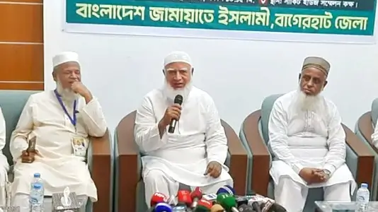 বাগেরহাট সার্কিট হাউসে গণমাধ্যমকর্মীদের সঙ্গে মতবিনিময় সভায় বক্তব্য রাখছেন জামায়াতে ইসলামীর আমির শফিকুর রহমান