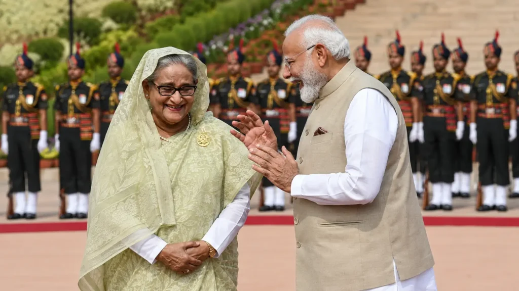নরেন্দ্র মোদি ও শেখ হাসিনার ঘনিষ্ঠতা ও আন্তরিকতার দৃশ্য, পেছনে ভারতীয় সেনাবাহিনী