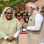নরেন্দ্র মোদি ও শেখ হাসিনার ঘনিষ্ঠতা ও আন্তরিকতার দৃশ্য, পেছনে ভারতীয় সেনাবাহিনী