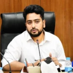 দ্রব্যমূল্য ও জ্বালানি সংকট নিয়ে বক্তব্য দিচ্ছেন নাহিদ ইসলাম