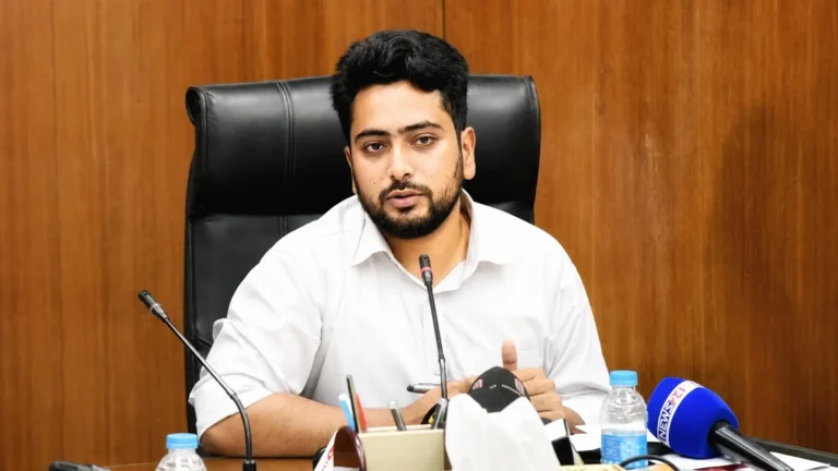 দ্রব্যমূল্য ও জ্বালানি সংকট নিয়ে বক্তব্য দিচ্ছেন নাহিদ ইসলাম