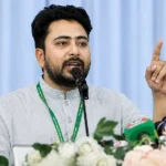 যাত্রাবাড়ীর সমাবেশে মঞ্চে বক্তব্য দিচ্ছেন নাহিদ ইসলাম