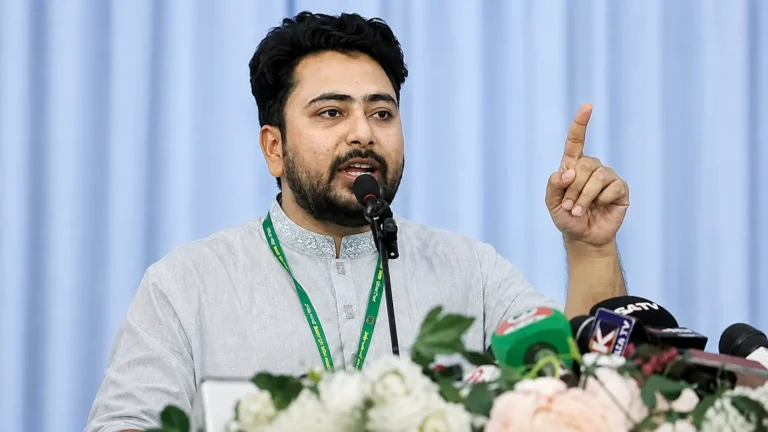 যাত্রাবাড়ীর সমাবেশে মঞ্চে বক্তব্য দিচ্ছেন নাহিদ ইসলাম