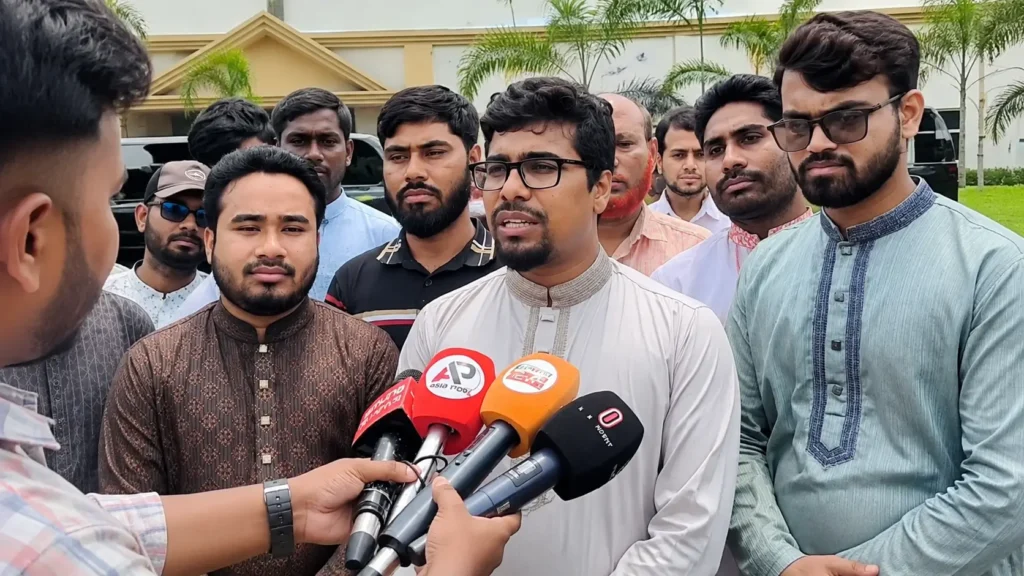 জামালপুরে সাংবাদিকদের সঙ্গে কথা বলছেন শিবির সভাপতি নূরুল ইসলাম সাদ্দাম