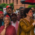 সংসদের বাইরে বিক্ষোভে কংগ্রেস নেত্রী প্রিয়াঙ্কা গান্ধী, জয়া বচ্চন ও বিরোধী সংসদ সদস্যরা।