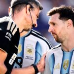 বিশ্বকাপ ফাইনালে মাঠে মেসির সঙ্গে কথা বলছেন রেফারি স্লাভকো ভিনচিচ