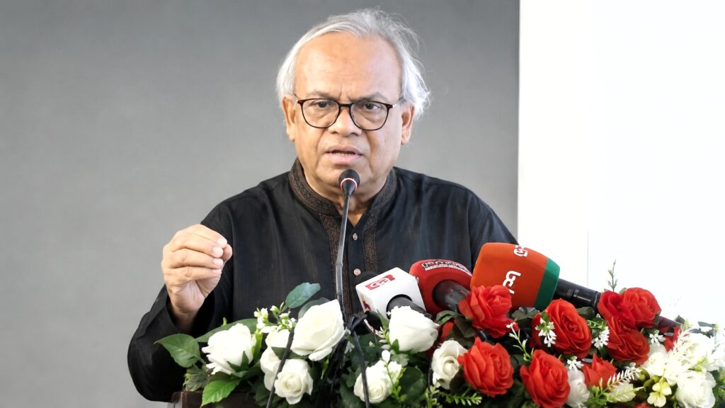 রাজধানীর গুলশানে আয়োজিত আলোকচিত্র প্রদর্শনী পরিদর্শন করছেন বিএনপির সিনিয়র যুগ্ম মহাসচিব ও প্রধানমন্ত্রীর উপদেষ্টা রুহুল কবির রিজভী