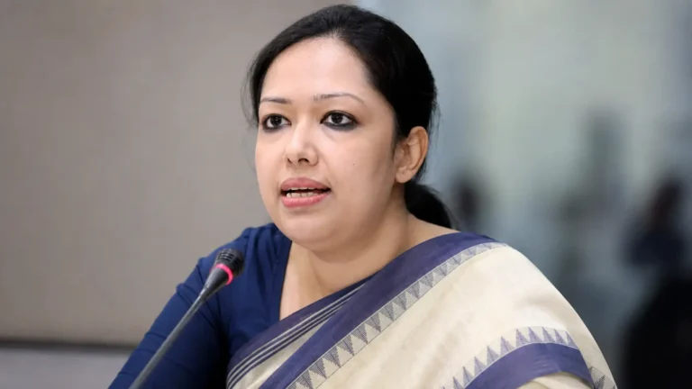 সংসদে জ্বালানি সংকট ও দ্রব্যমূল্য নিয়ে বক্তব্য দিচ্ছেন রুমিন ফারহানা