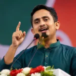 বক্তৃতা দিচ্ছেন সারজিস আলম, রাজনৈতিক সমাবেশে বক্তব্য দেওয়ার সময়ের সম্পাদকীয় স্টাইলের ছবি