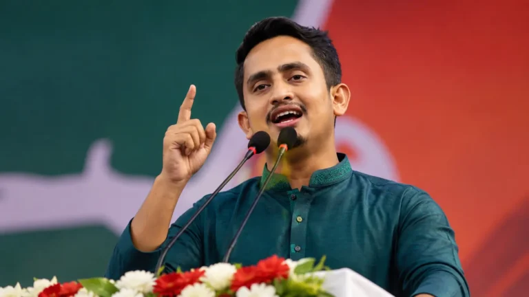 বক্তৃতা দিচ্ছেন সারজিস আলম, রাজনৈতিক সমাবেশে বক্তব্য দেওয়ার সময়ের সম্পাদকীয় স্টাইলের ছবি