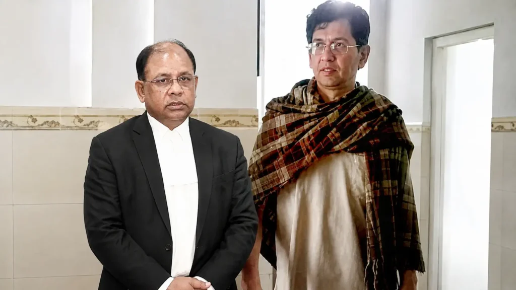 সালাহউদ্দিন আহমদ ও আন্তর্জাতিক অপরাধ ট্রাইব্যুনালের চিফ প্রসিকিউটর আমিনুল ইসলাম একই ছবিতে