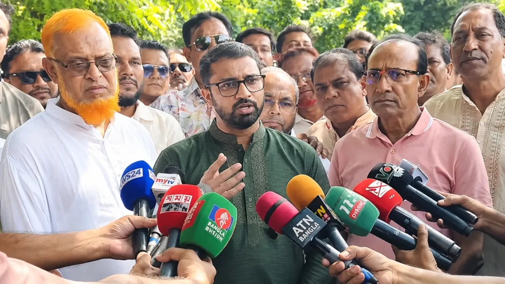 কুষ্টিয়ায় সাংবাদিকদের সঙ্গে কথা বলছেন প্রধানমন্ত্রীর রাজনৈতিক সহকারী রাশেদ খাঁন