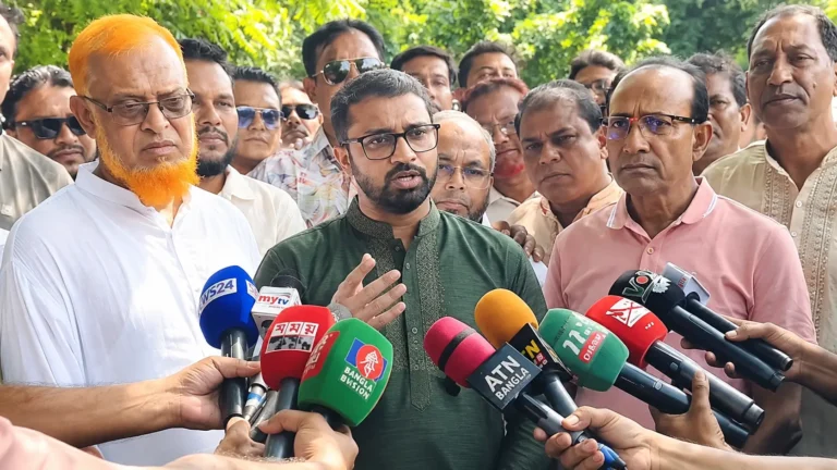 কুষ্টিয়ায় সাংবাদিকদের সঙ্গে কথা বলছেন প্রধানমন্ত্রীর রাজনৈতিক সহকারী রাশেদ খাঁন