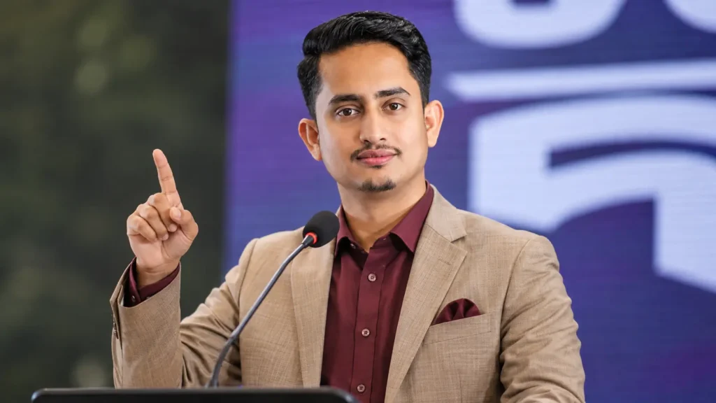 চট্টগ্রামের লালদিঘি ময়দানে বক্তব্য দিচ্ছেন সারজিস আলম